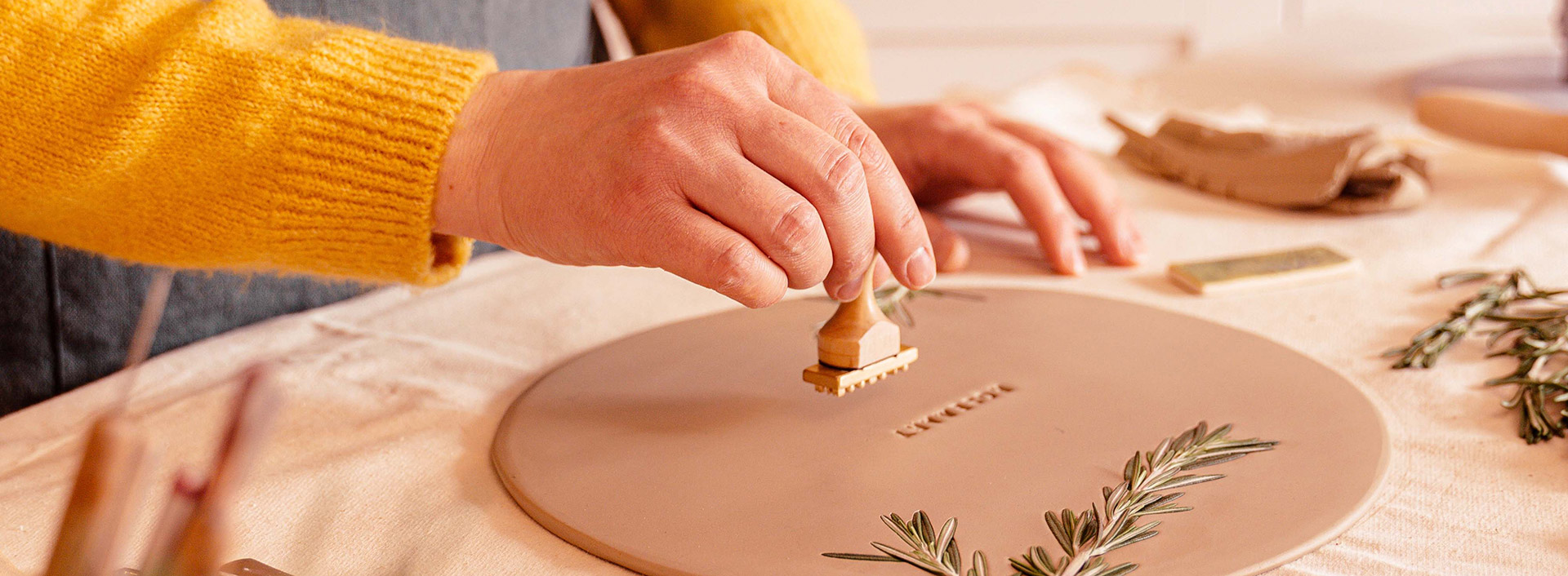 Photo d'une artisane en train de travailler