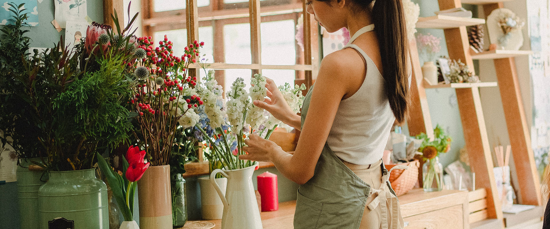 Photo d'une fleuriste en train de préparer un bouquet