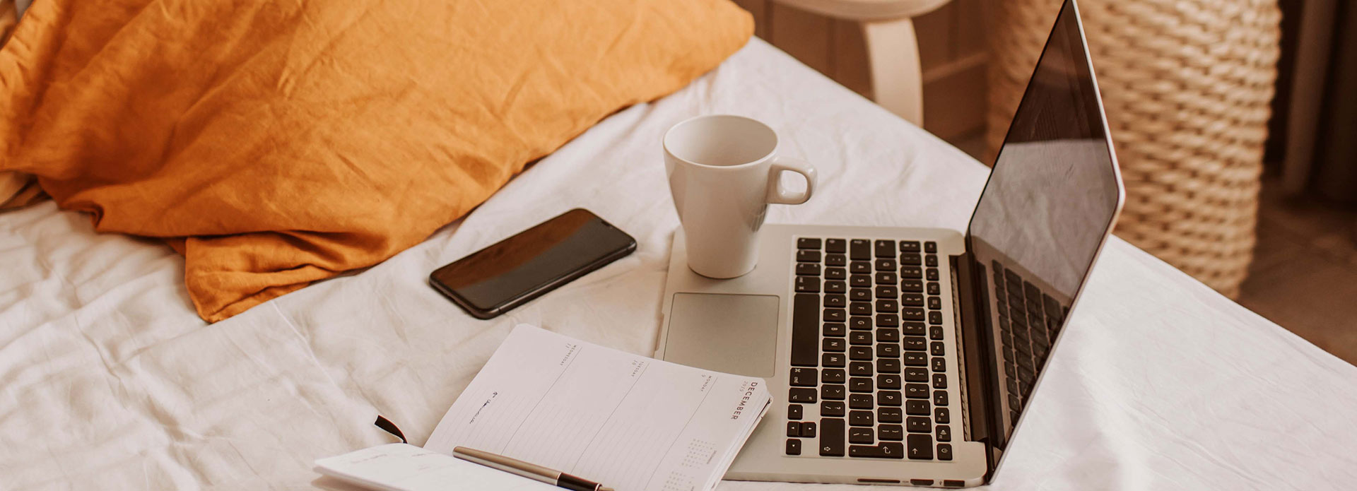 Photo d'un ordinateur portable sur un lit