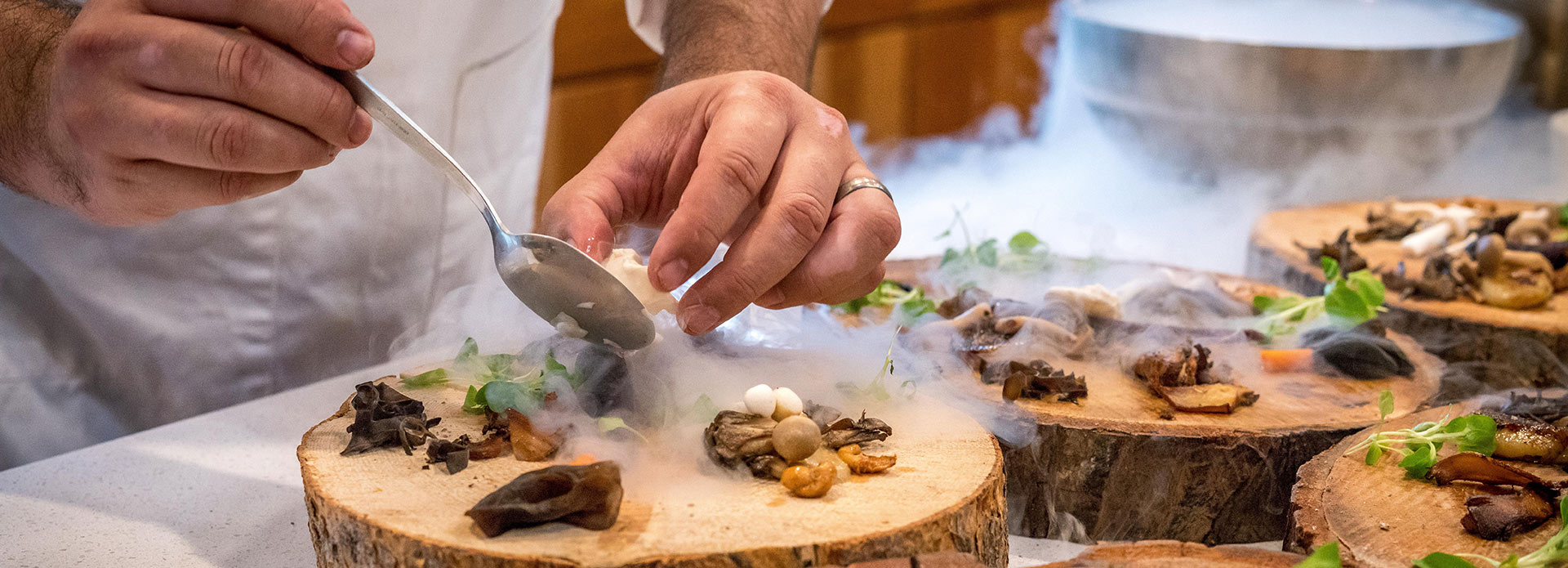 Photo d'un chef de cuisine en train de préparer