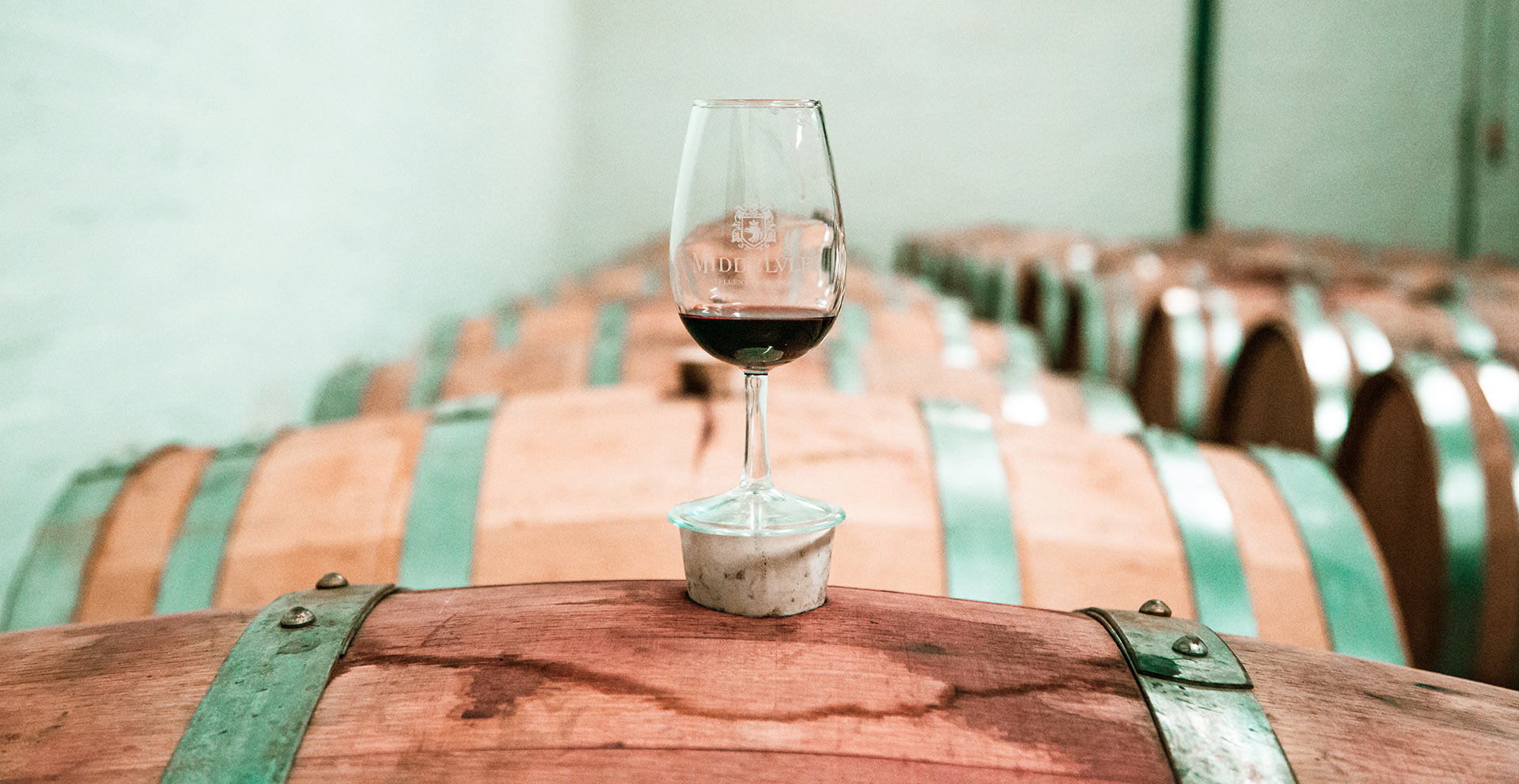 Photo d'un verre de vin sur des tonneaux